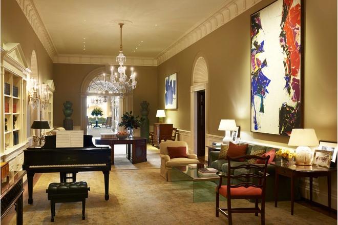 Khu vực tiếp khách tại sảnh trung tâm tầng 2. Hầu hết món đồ trang trí tại đây đều theo phong cách thập niên 1960. Phòng có 2 bức tranh lớn được mượn từ Trung tâm Triển lãm Nghệ thuật Quốc gia.