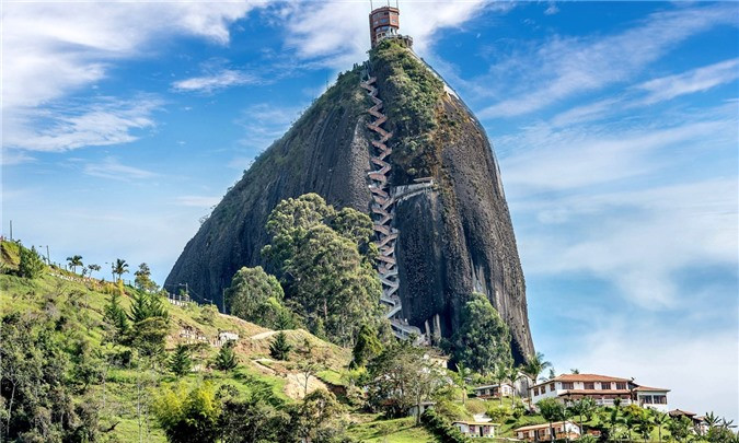 8.El Peñón de Guatapé, Colombia: Tảng đá nguyên khối 200 m từng được người Anh Điêng Tahami tôn thờ sở hữu 740 bậc. Cầu thang siêu thực này được xây dựng dọc theo tảng đá để dẫn du khách tới một tháp quan sát ba tầng ở trên cùng. Ảnh: Shutterstock.