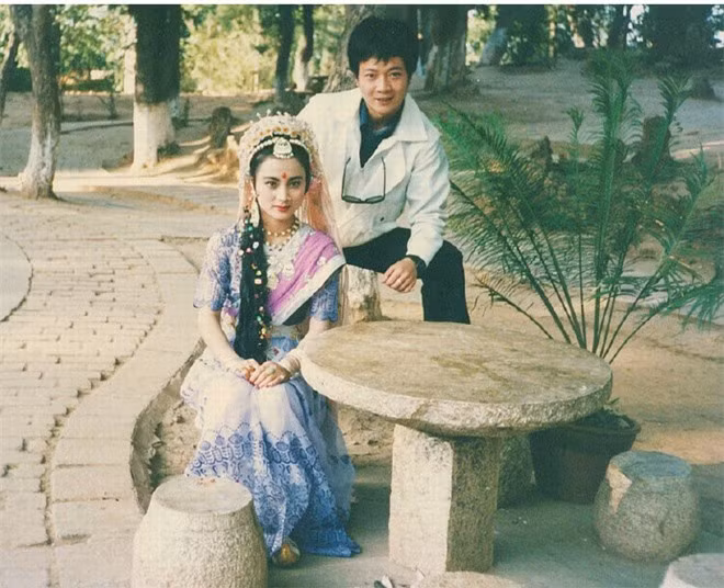 Diễn viên Dương Bân chụp ảnh với Lý Linh Ngọc (đóng Ngọc thố và công chúa Thiên Trúc).