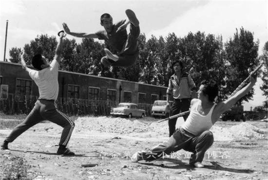 Lục Tiểu Linh Đồng đang tập luyện võ thuật.