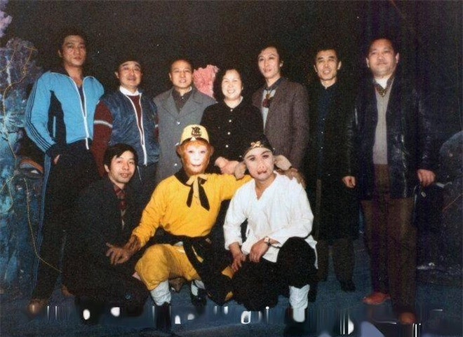 Ngồi cạnh Tôn Ngộ Không và Trư Bát Giới là quay phim Vương Sùng Thu. Dương Khiết đứng sau, cùng phó đạo diễn Tuân Hạo (bên phải Dương Khiết), Lâm Chí Khiêm (góc phải ảnh) phụ trách võ thuật, đóng Nhị Lang than.