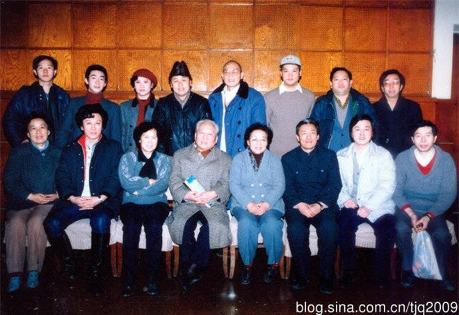 Phó tổng biên tập CCTV Nguyễn Nhược Lâm (hàng ngồi, thứ tư từ phải sang) chụp ảnh với nhà văn Ngô Tổ Quang, Dương Khiết, phó đạo diễn Tuân Hạo, biên kịch Trâu Ức Thanh (dịch về phía trái), biên kịch Đới Anh Lộc (thứ ba từ phải sang), quay phim Vương Sùng Thu (góc phải), nhạc sĩ Hứa Kính Thanh (góc phải hàng đứng), Vu Hồng, các diễn viên chính...