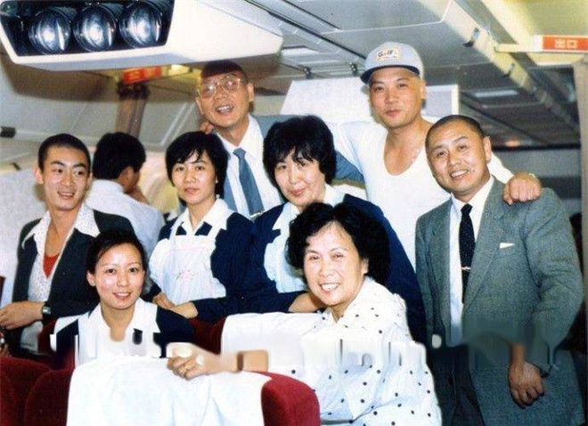 Chuyến bay trở về từ Thái Lan cuối năm 1987, đạo diễn và 4 diễn viên chính chụp ảnh giao lưu.