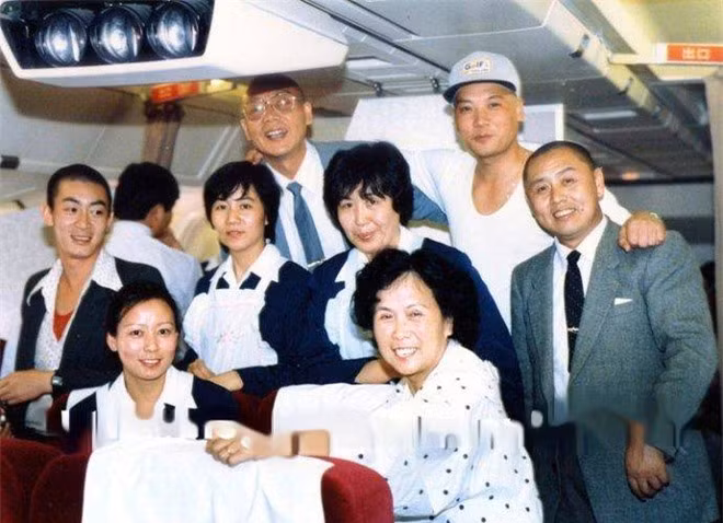 Chuyến bay trở về từ Thái Lan cuối năm 1987, đạo diễn và 4 diễn viên chính chụp ảnh giao lưu.