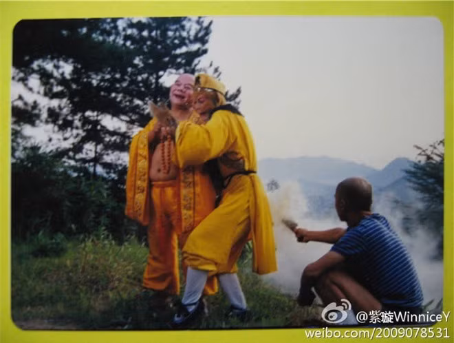 Hậu trường tập Ngộ nhập Tiểu lôi âm, Di Lặc phật (Thiết Ngưu) và Tôn Ngộ Không.