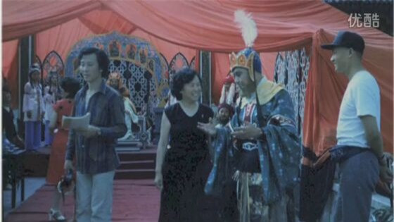 Hậu trường tập Tảo tháp biện kỳ oan (diễn viên Trì Trọng Thụy bên phải).