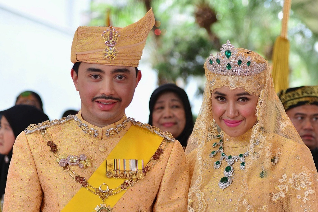 Năm 2015, cô dâu Dayangku Raabi'atul 'Adawiyyah Pengiran Haji Bolkiah chính thức trở thành thành viên của hoàng gia Brunei sau khi trao lời thề nguyện với Hoàng tử Abdul Malik. Cô dâu và chú rể đều mặc những bộ trang phục bằng vàng đính kim cương. Bó hoa cưới của Công chúa cũng được làm từ đá quý. Cô đeo vương miện kim cương với 6 viên ngọc hình giọt nước cùng nhiều trang sức đắt giá. Cô dâu cũng gây chú ý khi đi đôi giày nạm pha lê của Christian Louboutin cùng lắc chân vàng kiểu cách.