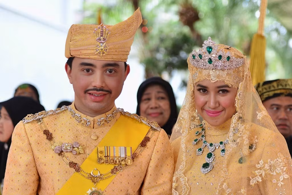 Năm 2015, cô dâu Dayangku Raabi'atul 'Adawiyyah Pengiran Haji Bolkiah chính thức trở thành thành viên của hoàng gia Brunei sau khi trao lời thề nguyện với Hoàng tử Abdul Malik. Cô dâu và chú rể đều mặc những bộ trang phục bằng vàng đính kim cương. Bó hoa cưới của Công chúa cũng được làm từ đá quý. Cô đeo vương miện kim cương với 6 viên ngọc hình giọt nước cùng nhiều trang sức đắt giá. Cô dâu cũng gây chú ý khi đi đôi giày nạm pha lê của Christian Louboutin cùng lắc chân vàng kiểu cách.