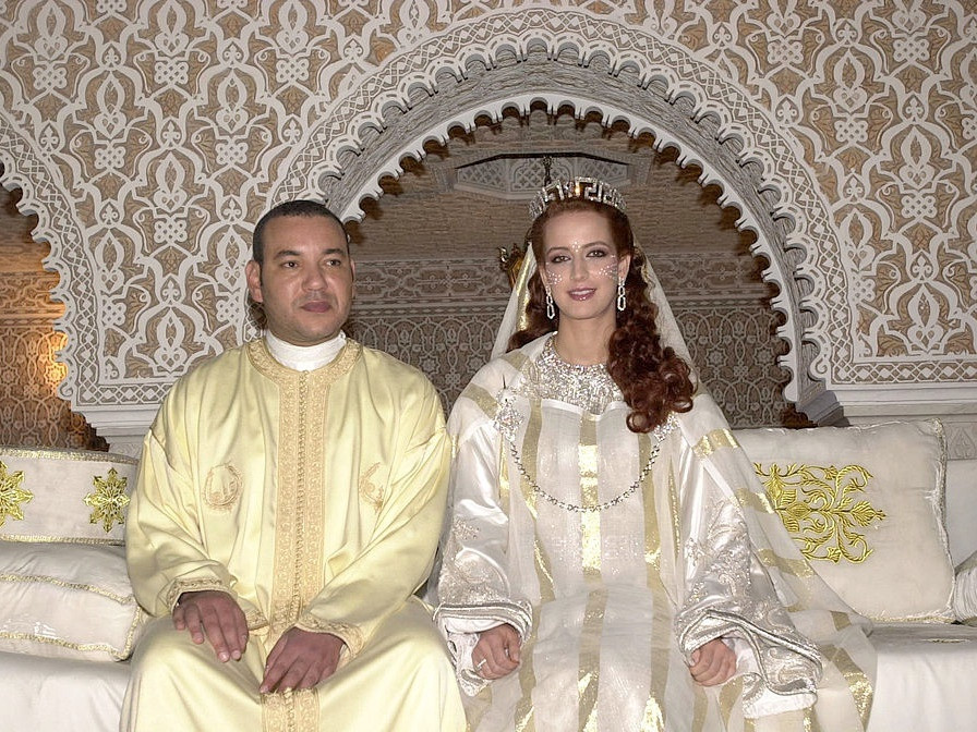 Năm 2002, Công chúa Lalla Salma kết hôn với Quốc vương Morocco Mohammed VI. Trong lễ cưới của mình, cô mặc trang phục truyền thống màu trắng được điểm xuyết đá quý. Được biết, Công chúa Lalla Salma là người vợ đầu tiên của Quốc vương được công khai thừa nhận và được phong tước hiệu hoàng gia.