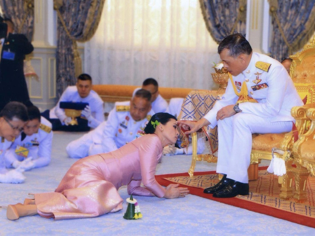 Trong đám cưới bất ngờ của mình với Quốc vương Thái Lan Maha Vajiralongkorn năm 2019, Hoàng hậu Suthida Tidjai mặc một bộ gồm áo và váy dài màu hồng ánh kim. Trước khi trở thành tân Hoàng hậu Thái Lan, bà từng là tiếp viên hàng không của hãng Thai Airways. Sau đó, bà gia nhập quân ngũ và được bổ nhiệm vào vị trí lãnh đạo đội cận vệ của nhà vua với cấp bậc Thiếu tướng.