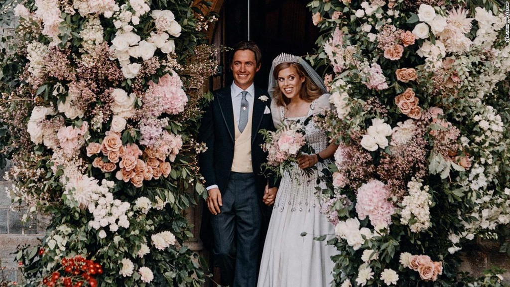 Chiếc váy cưới mà Công chúa Anh Beatrice mặc trong hôn lễ ngày 17/7 vừa qua chính là tác phẩm của cố nhà thiết kế thời trang đình đám Norman Hartnell. Bộ váy này có “tuổi đời” lớn hơn cả Công chúa, bởi Nữ hoàng Anh từng mặc nó tới buổi ra mắt bộ phim Lawrence of Arabia (1962) và Lễ khai mạc Quốc hội Anh (1967). Ngoài ra, Nữ hoàng Anh còn cho cháu gái mình mượn chiếc vương miện đính kim cương bà đã đội trong ngày cưới của mình vào năm 1947.