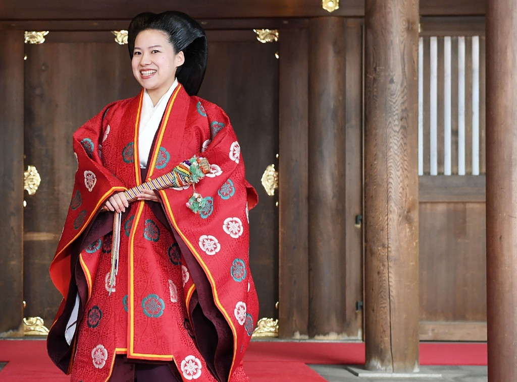 Năm 2018, Công chúa Nhật Bản Ayako sẵn lòng từ bỏ thân phận hoàng gia của mình để kết hôn với thường dân. Trong hôn lễ của mình, cô mặc một chiếc áo choàng kouchiki màu đỏ với chân váy naga-bakama màu nâu.