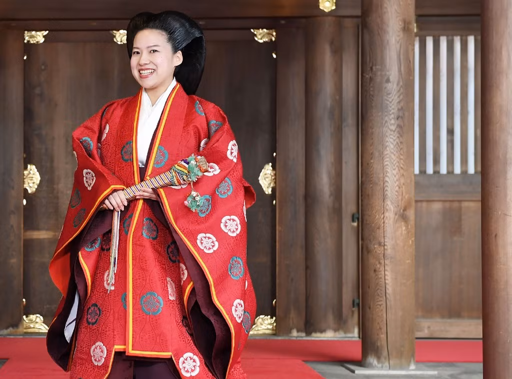 Năm 2018, Công chúa Nhật Bản Ayako sẵn lòng từ bỏ thân phận hoàng gia của mình để kết hôn với thường dân. Trong hôn lễ của mình, cô mặc một chiếc áo choàng kouchiki màu đỏ với chân váy naga-bakama màu nâu.