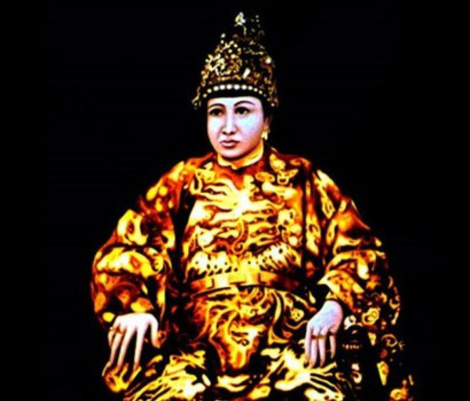 Theo sách “Chín đời chúa mười ba đời vua triều Nguyễn”, Nghi Thiên Chương hoàng hậu Phạm Thị Hằng, vợ vua Thiệu Trị, mẹ vua Tự Đức, là bà hoàng triều Nguyễn được kính trọng. Bà xứng danh là bậc mẫu nghi thiên hạ, nhân dân Huế thường gọi bà là Đức Từ Dụ.