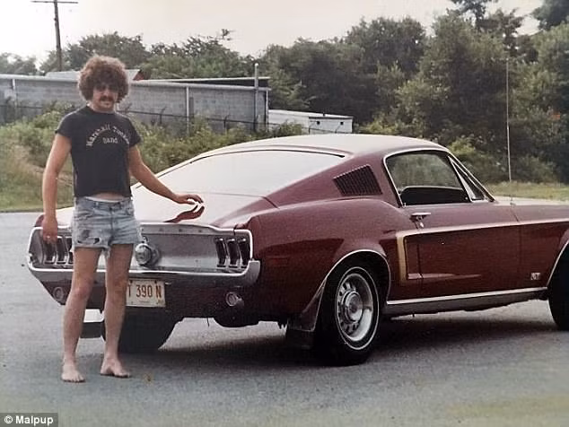 Có vẻ như những năm 1970s và 1980s, các ông bố rất chuộng để ria mép.