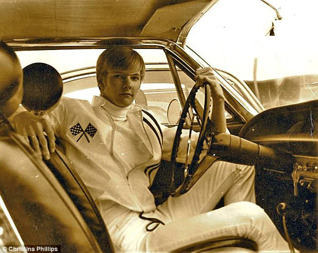 "Bố" thời trẻ trong bộ đồ trắng thể thao rất phong cách và lãng tử.