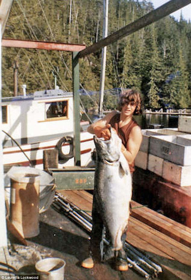 Khoảnh khắc rất ngầu khi "bố" câu được một con cá lớn.