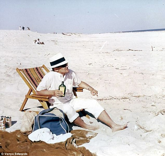 Ông bố này đang tận hưởng kỳ nghỉ tại một bãi biển ở Miami năm 1960. Với chiếc mũ phớt và đôi mắt kính râm, trông "bố" có dáng dấp rất "Phan Thị".