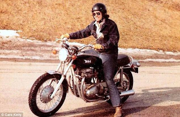 Một hình ảnh khác cũng rất chất khi "bố" đóng bộ và điều khiển chiếc motor phân khối lớn.