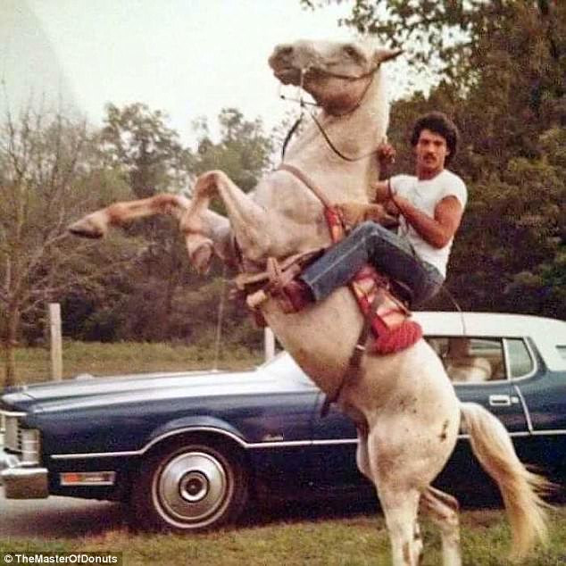 Bức ảnh này được chụp vào năm 1980. Khi ấy "bố" để ria, tóc bồng và cưỡi ngựa rất "cao bồi miền tây".