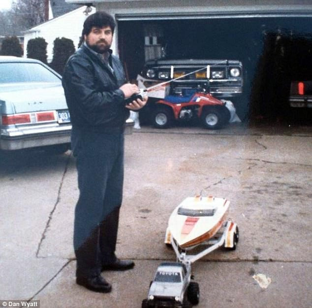 "Bố" cũng chơi trò ô tô điều khiển á?