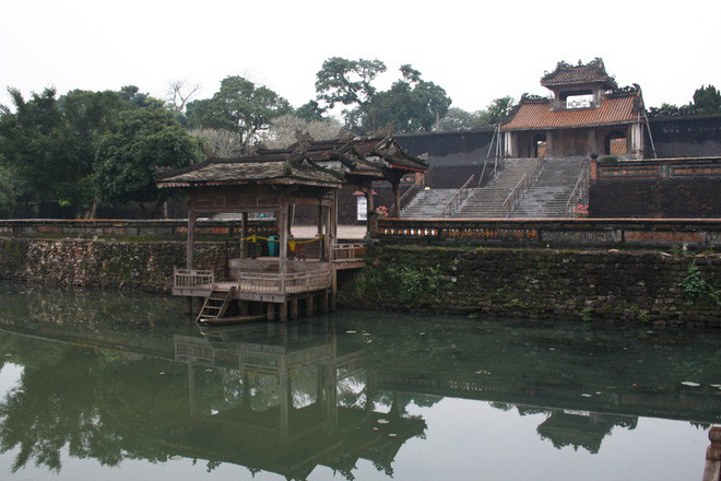 Tự Đức là ông vua nổi tiếng hiếu thảo. Suốt 36 năm làm vua, cứ ngày chẵn, ông đến cung Diên Thọ thăm mẹ, ngày lẻ thì ngự triều, trừ khi đi vắng và lâm bệnh. Có lần mắc lỗi, vua tự nguyện dâng roi mây lên mẹ chịu đòn.