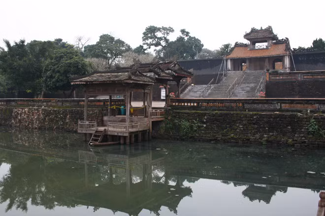 Tự Đức là ông vua nổi tiếng hiếu thảo. Suốt 36 năm làm vua, cứ ngày chẵn, ông đến cung Diên Thọ thăm mẹ, ngày lẻ thì ngự triều, trừ khi đi vắng và lâm bệnh. Có lần mắc lỗi, vua tự nguyện dâng roi mây lên mẹ chịu đòn.