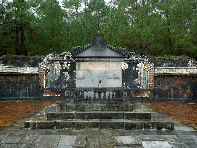 Thông thường, con cái sẽ lập bia mộ cho cha mẹ, nhưng Tự Đức không có con ruột nên tự lập bia mộ cho mình ngay khi còn sống.