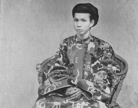 Do không có con nối dõi nên vua Tự Đức đã nhận 3 người cháu làm con nuôi là Nguyễn Phúc Ưng Ái (Vua Dục Đức), Nguyễn Phúc Ưng Kỷ (Đồng Khánh) và Nguyễn Phúc Ưng Đăng (Kiến Phúc).