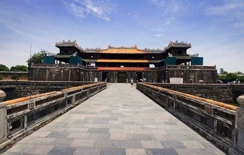 Không chỉ hiếu thảo, Tự Đức còn là vị vua giỏi văn thơ nhất trong số 13 đời vua triều Nguyễn. Ngoài ra, ông cũng là người rất chăm chỉ làm việc. Ông có sở thích đi săn bắn mỗi khi rảnh.