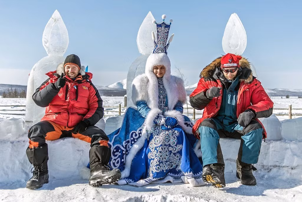 Tháng 3 hàng năm, một lễ hội truyền thống của Nga được tổ chức ở nơi "cực lạnh", thu hút nhiều đoàn thám hiểm, khách du lịch ưa khám phá trên thế giới. Các ông già Noel đều đã đến thăm và thành lập địa điểm cư trú của họ ở đây.