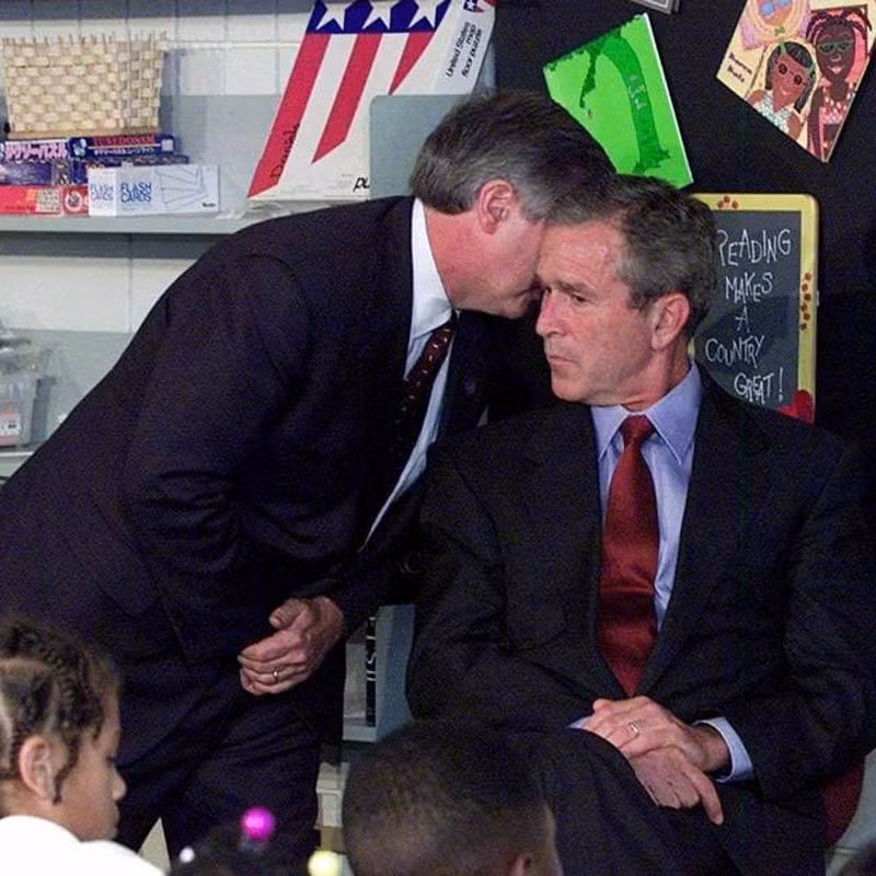 Cựu chánh văn phòng Nhà Trắng Andy Card thông báo cho Tổng thống George W. Bush về vụ khủng bố ở Trung tâm Thương mại Thế giới khi ông đang thăm trường tiểu học Emma E. Booker ở Sarasota, Florida. Ảnh: AAP