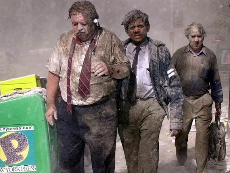 Joseph Kelly, Srinath Jinadasa và George Sleigh bước ra từ đống tro bụi của Trung tâm Thương mại Thế giới. Ảnh: News Corp Australia