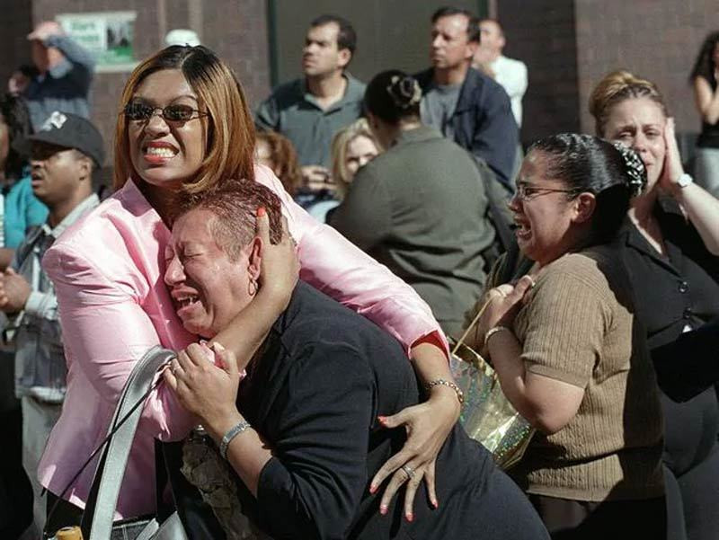 Ở cách đó 370km, chuyến bay 77 của American Airlines bị bọn không tặc đâm thẳng vào tòa nhà của Lầu Năm Góc ở Virginia lúc 9h37. Chuyến bay 93 của United Airlines thì lao xuống một cánh đồng gần Shanksville, Pennsylvania, lúc 10h03. Ảnh: Người dân Mỹ bàng hoàng và đau đớn khi tận mắt thấy vụ khủng bố diễn ra. Nguồn: AAP