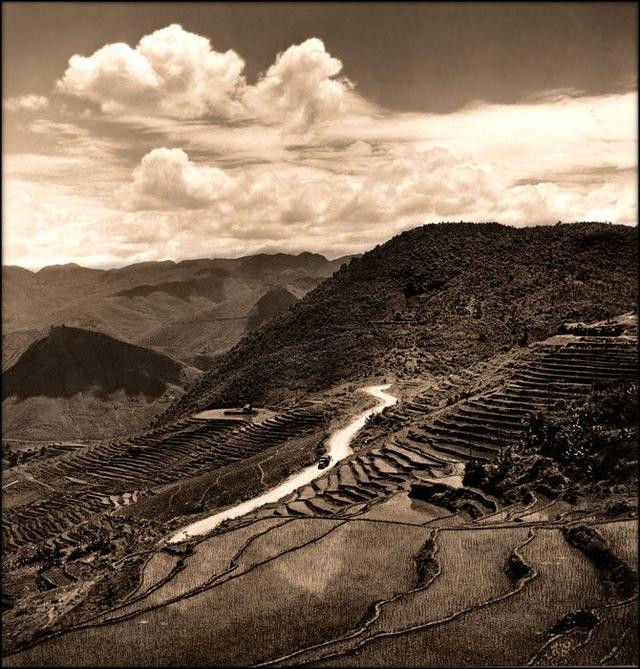 Ruộng bậc thang ở Vân Nam và những con đường núi quanh co khi nhìn từ trên cao. Ảnh được chụp vào những năm 1946.