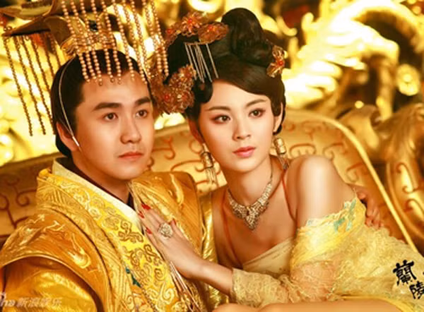 Khi Hán An Đế còn nhỏ tuổi, Đặng thái hậu lâm triều nhiếp chính và điều hành như thế cho đến khi qua đời vào năm 121. Sau khi chấp chính, Hán An Đế chỉ lo hưởng thụ, không để tâm chính sự, quyền hành đều rơi vào tay các hoạn quan. Vì thế, Diêm hoàng hậu dần đưa thế lực ngoại thích họ Diêm vào trong nắm quyền hành, gây ra đại họa sau này. (Ảnh minh họa Hán An Đế). 