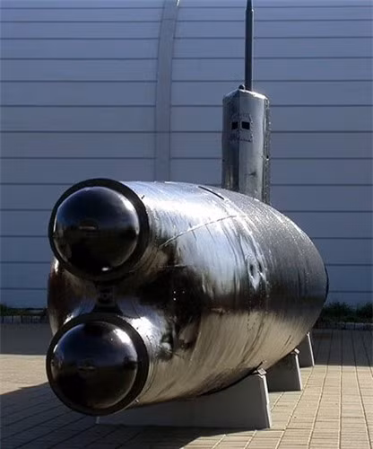 Vào cuối, quân Đồng minh chiếm đóng lãnh thổ Nhật đã phát hiện hàng trăm tàu ngầm mini do Nhật chế tạo, trong đó có loại Koryu nói trên.Ảnh: Bill Maloney.