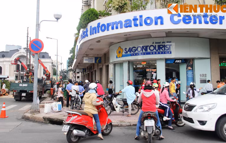 Nhiều xe máy dù có biển cấm nhưng vẫn cố leo lên vỉa hè để lưu thông ngay ngày đầu cấm đường thi công dự án.