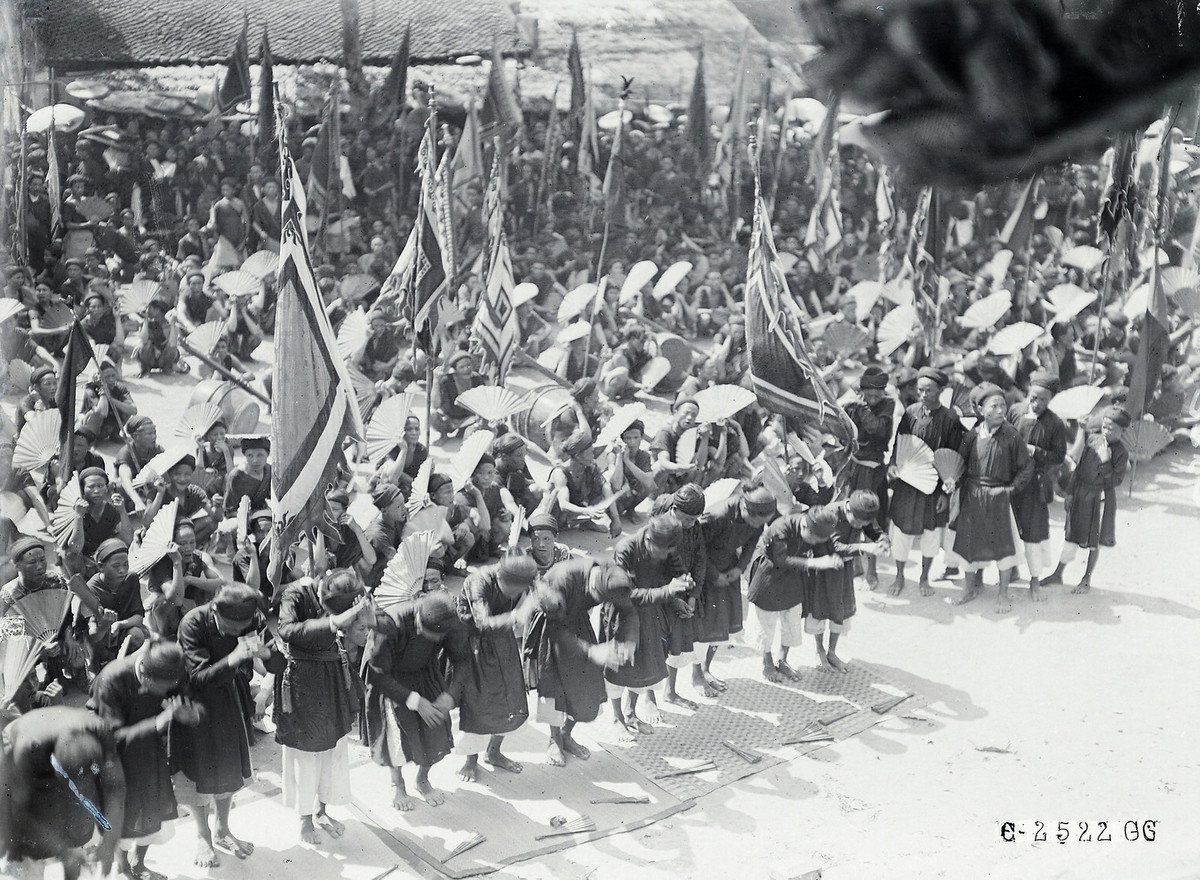 Những người tham gia lễ rước bắt đầu bái lạy Thành hoàng.