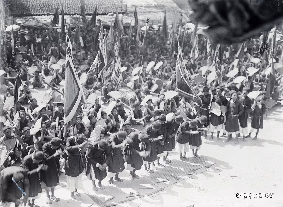 Những người tham gia lễ rước bắt đầu bái lạy Thành hoàng.