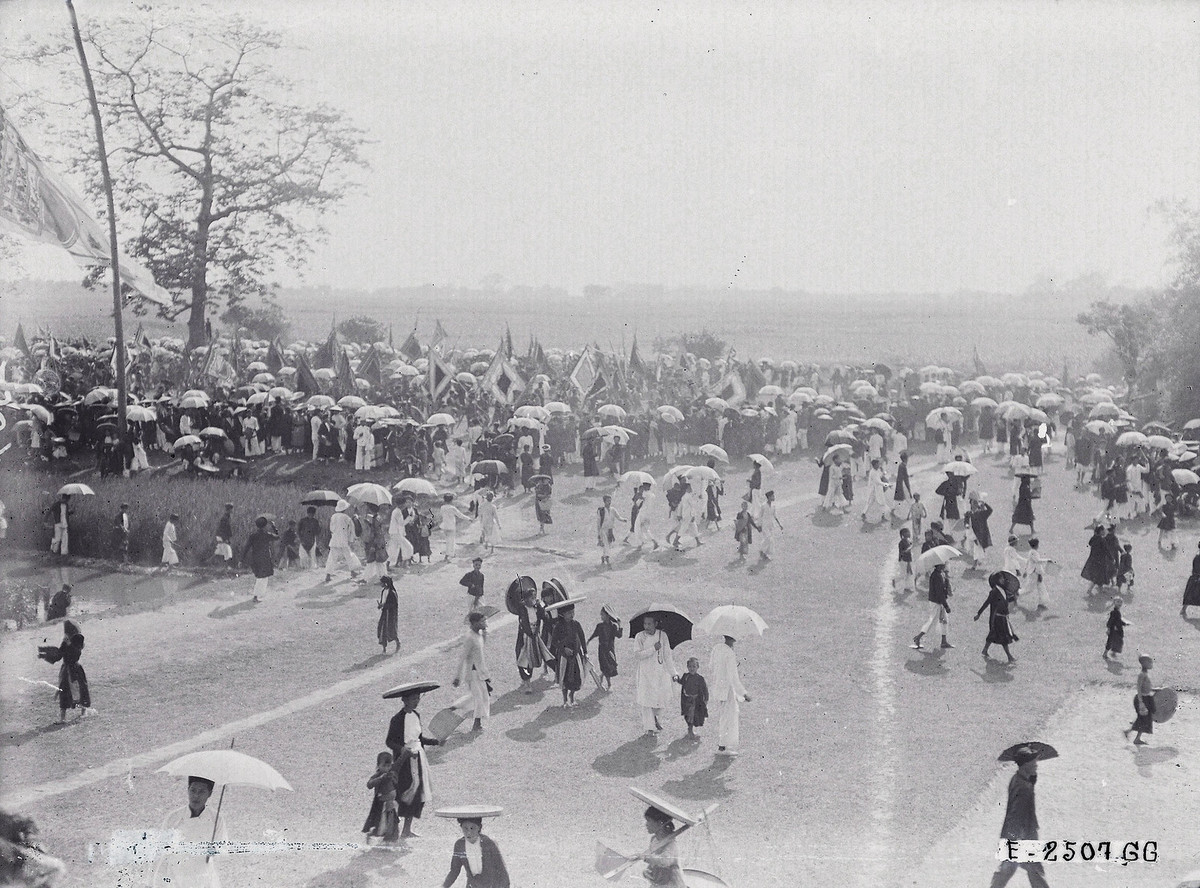 Người tham gia lễ hội mặc trang phục truyền thống đến từ các làng Dương Liễu, Quế Dương, Mậu Hòa, tập hợp theo từng làng dựa trên màu sắc các loại cờ quạt. Nhiều người cầm ô để che nắng.