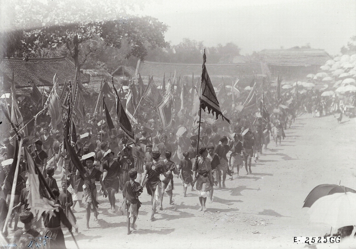 Đám rước khởi hành từ đình làng Dương Liễu.