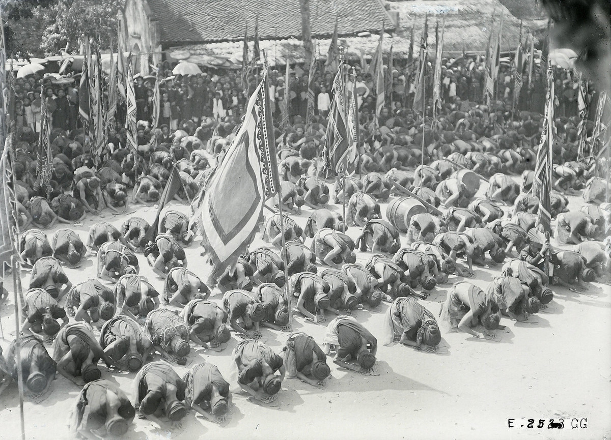 Các nghi thức diễn ra bài bản trong sự trang nghiêm.