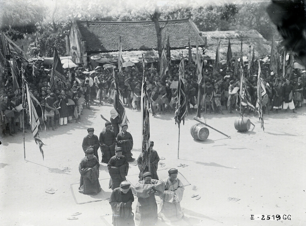 Đại diện các làng làm lễ tế ở sân đình.