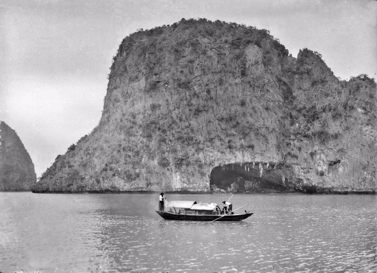 Hang Bồ Nâu nhìn từ bên ngoài.