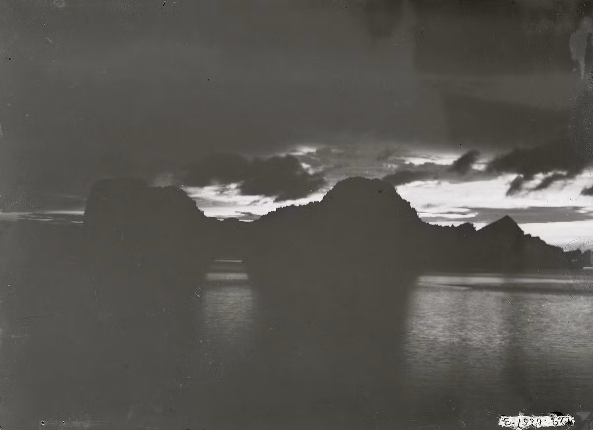 Cảnh hoàng hôn trên vịnh Hạ Long.