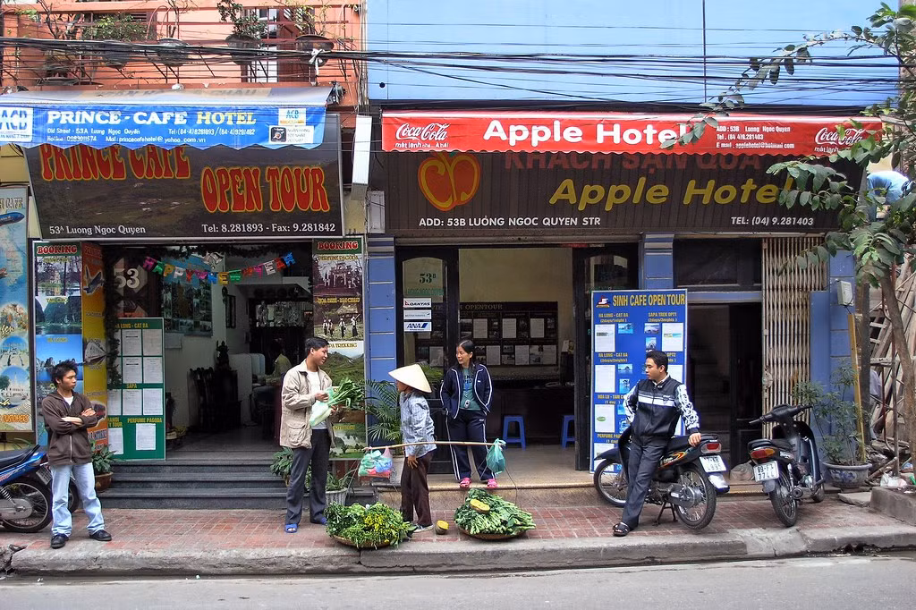 Gánh hàng rau trên phố Lương Ngọc Quyến.