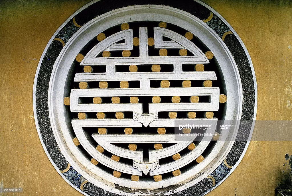 Một ô cửa ở chùa Tây Phương.