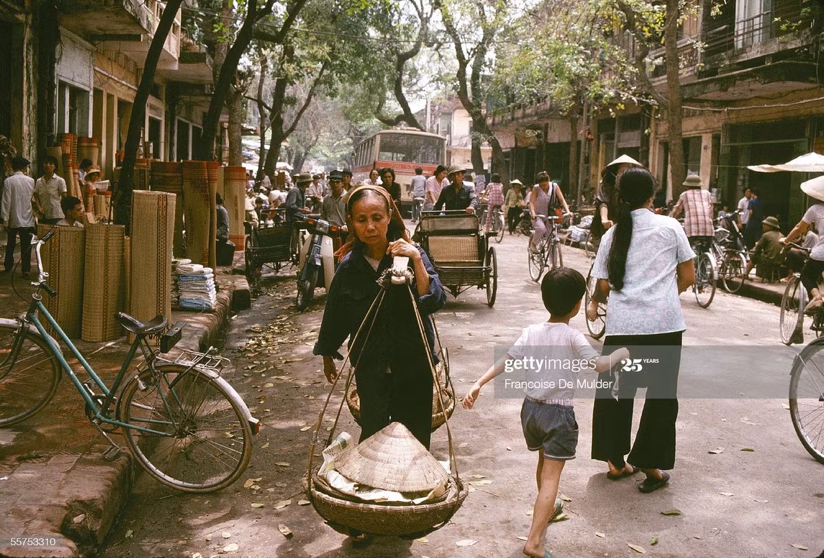 Khung cảnh ở phố Hàng Chiếu, phố cổ Hà Nội năm 1989.