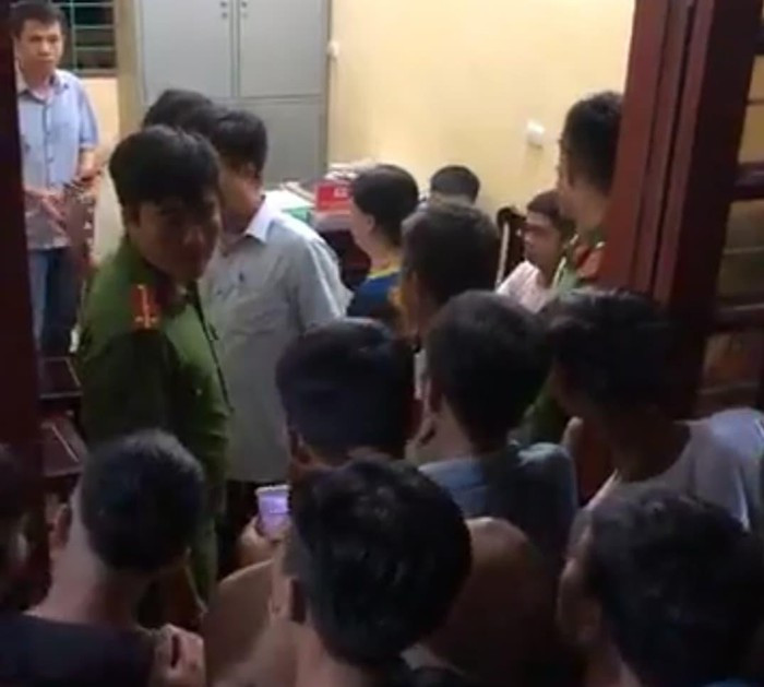 Nam Dinh: Tam dinh chi cong tac Pho Cong an xa no sung khien mot hoc sinh bi thuong